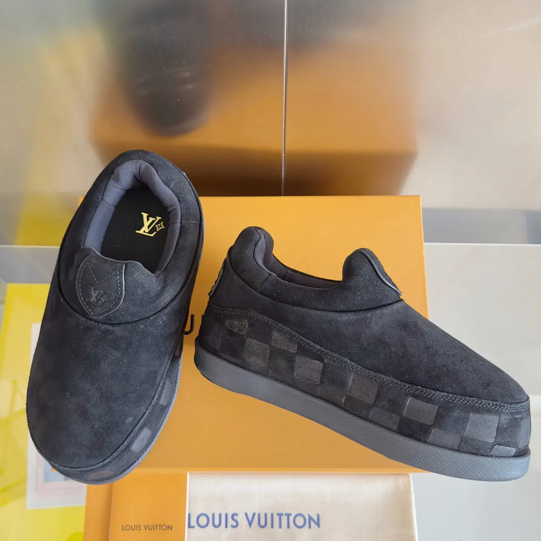 [L Family x Ingo joint model] Top P: 820💰 ▪️Size: Women's 35-40 (customized at 41.42 for women). Men's 39-44 (customized at 38.45.46) LV x Ingo joint model Top version Fatty Forrest Gump shoes Thick sole Couple model Casual sports shoes Original purchase and development Production LV Yeti lace-up shoes from LV Yeti The series combines Japanese "small feet" fashion aesthetics with classic Louis Vuitton elements in avant-garde strokes, subtly paying tribute to the traditional Japanese culture of taking off shoes when entering the house. The suede cow leather is partially embossed with Nigo's reinterpreted Damier pattern, and the comfortable casual shoe configuration highlights street style. Exquisite packaging at the delivery counter🛍📦 ▪️Fabric: Original imported first-layer cowhide ▪️Inner lining: Original custom-made breathable mesh ▪️Sole: Original molded non-slip TPU material ▪️Sole thickness: 5CM